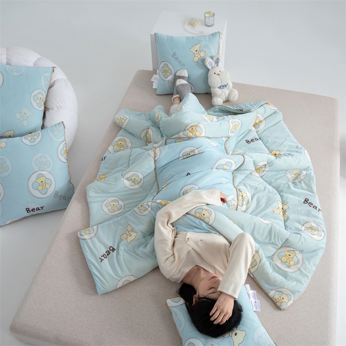 91家纺网 家纺一手货源 找家纺 照世 2025新款凉感丝印花抱枕被 可爱熊