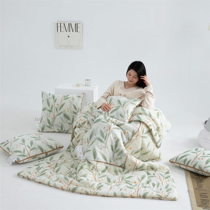 91家纺网 家纺一手货源 找家纺 照世 2025新款凉感丝印花抱枕被 花枝蔓