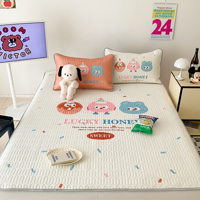 91家纺网 家纺一手货源 找家纺 顾里家纺 顾里家纺 2024新款凉感丝数码印花INS风大版凉席三件套 大眼可可