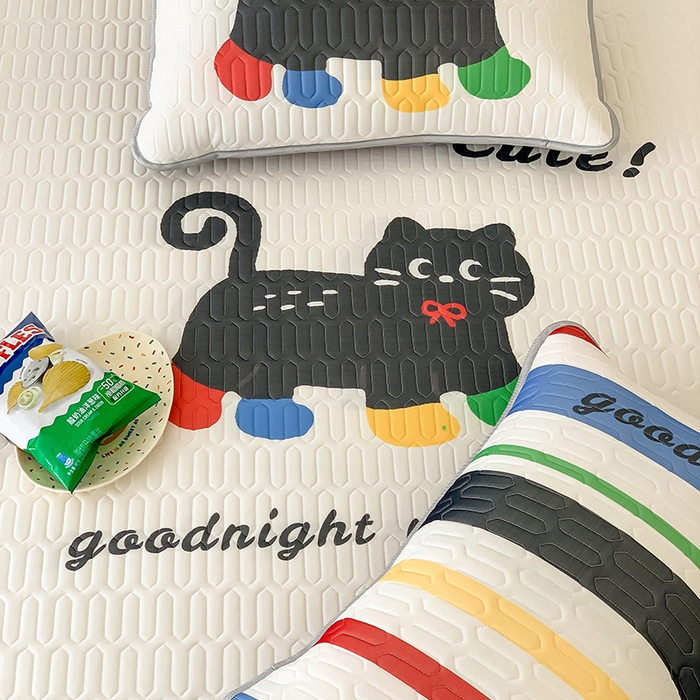 91家纺网 家纺一手货源 找家纺 顾里家纺 顾里家纺 2024新款凉感丝数码印花INS风大版凉席三件套 时尚猫猫