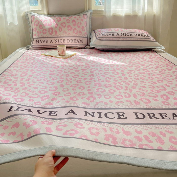 91家纺网 家纺一手货源 找家纺 顾里家纺 2024新款韩式Chic风牛奶丝碳光凉席 时尚豹纹