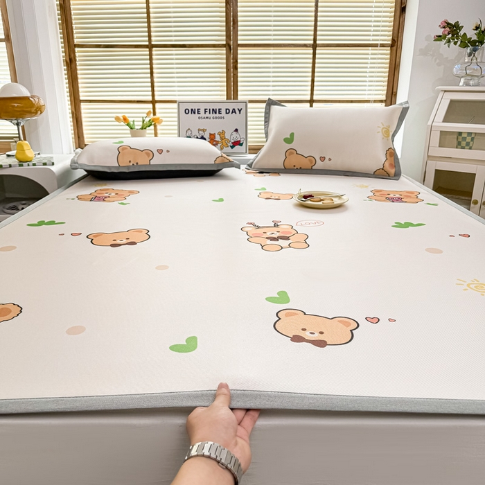 91家纺网 家纺一手货源 找家纺 栩裕纺织 2025款数码印花1200D碳光牛奶冰丝凉席 班尼熊