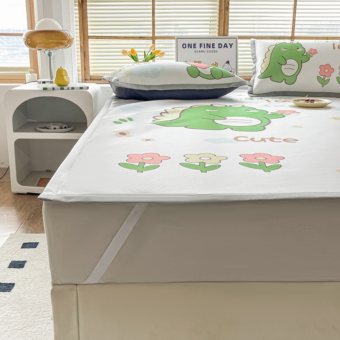 91家纺网 家纺一手货源 找家纺 栩裕纺织 2025款数码印花1200D碳光牛奶冰丝凉席 爱心恐龙