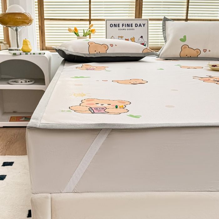 91家纺网 家纺一手货源 找家纺 栩裕纺织 2025款数码印花1200D碳光牛奶冰丝凉席 班尼熊