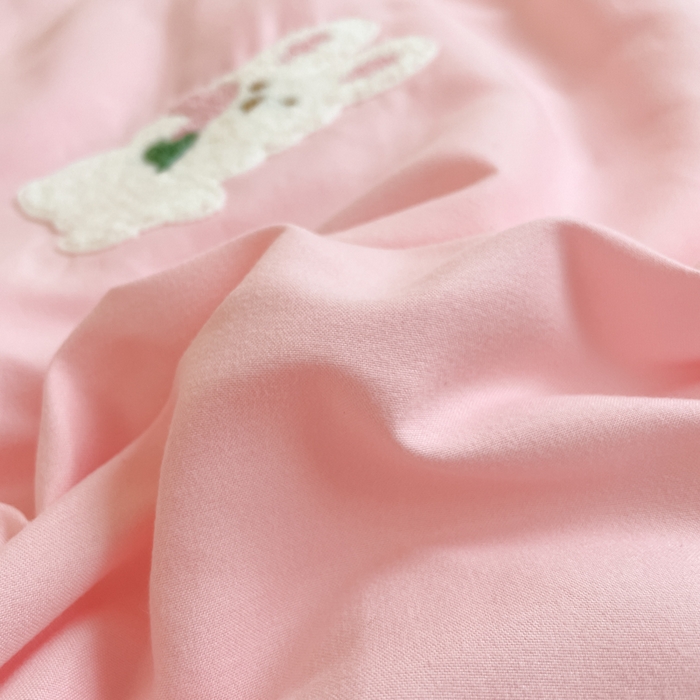 91家纺网 家纺一手货源 找家纺 沐慕 2024新款毛巾绣印花夏被四件套 花花白兔-粉