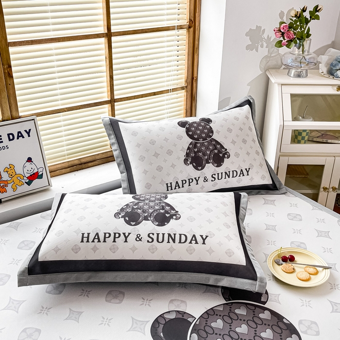 91家纺网 家纺一手货源 找家纺 栩裕纺织 2025款数码印花1200D碳光牛奶冰丝凉席 摩登熊-白