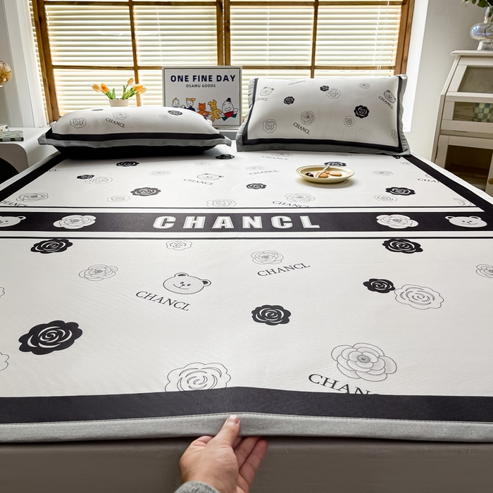 91家纺网 家纺一手货源 找家纺 栩裕纺织 2025款数码印花1200D碳光牛奶冰丝凉席 格调印象-灰