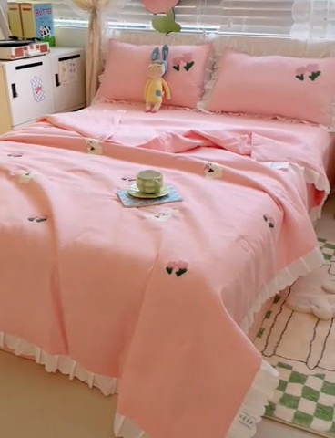 91家纺网 家纺一手货源 找家纺 沐慕 2024新款毛巾绣印花夏被四件套 花花白兔-粉