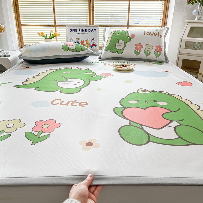 91家纺网 家纺一手货源 找家纺 栩裕纺织 2025款数码印花1200D碳光牛奶冰丝凉席 爱心恐龙