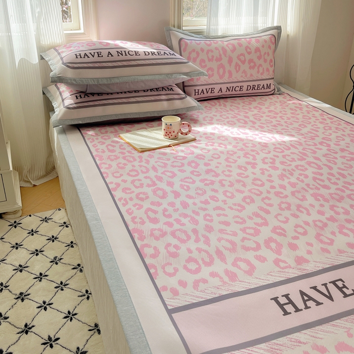 91家纺网 家纺一手货源 找家纺 顾里家纺 2024新款韩式Chic风牛奶丝碳光凉席 时尚豹纹