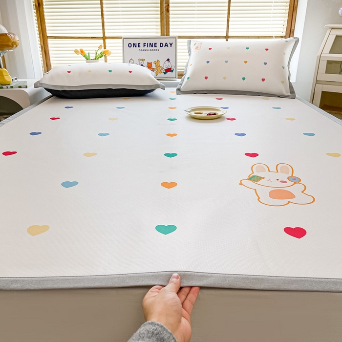 91家纺网 家纺一手货源 找家纺 栩裕纺织 2025款数码印花1200D碳光牛奶冰丝凉席 甜心小兔