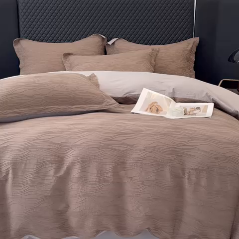 91家纺网 家纺一手货源 找家纺 金丝鸟家纺 2024新款全棉水洗棉提花四件套 水漾 黑灰