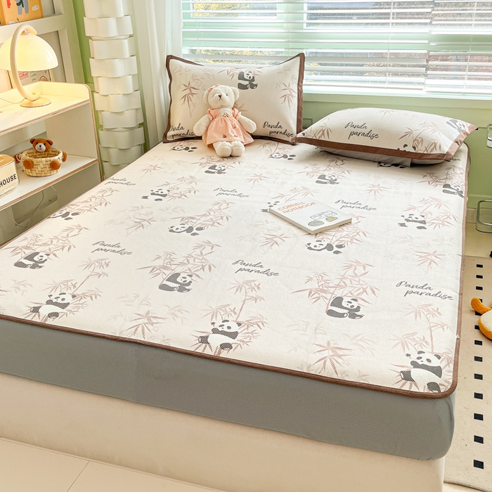 91家纺网 家纺一手货源 找家纺 沐慕 2024新款小清新印花冰藤床笠系列 床笠-竹子熊猫