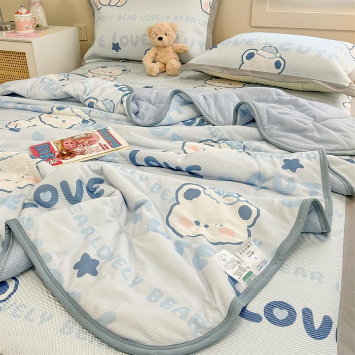 91家纺网 家纺一手货源 找家纺 沐慕 2024新款小清新华夫格印花冰藤夏被四件套 华夫格-字母萌宝