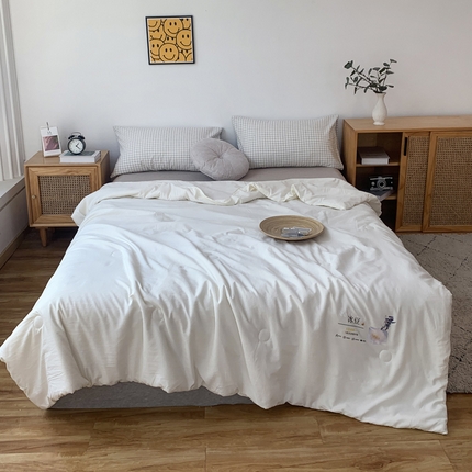 91家纺网 家纺一手货源 找家纺 帕芬鸟家纺 2025新款A类冰豆豆水洗棉夏被 米白色