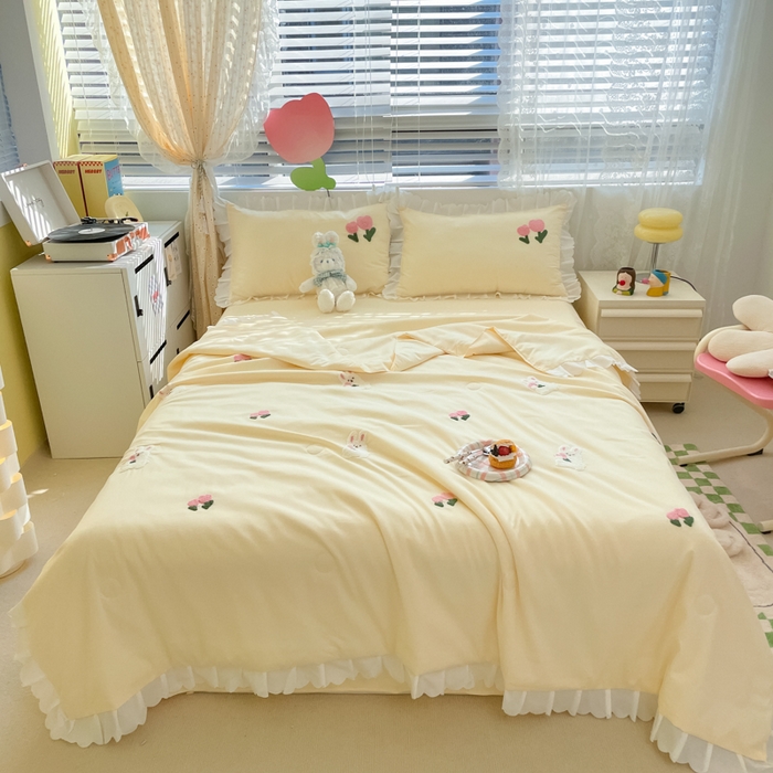 91家纺网 家纺一手货源 找家纺 沐慕 2024新款毛巾绣印花夏被四件套 花花白兔-黄