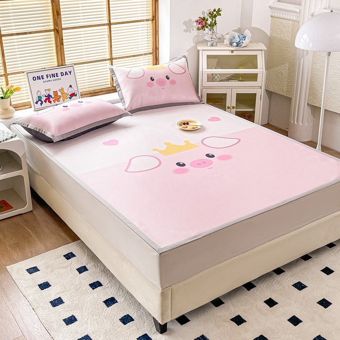 91家纺网 家纺一手货源 找家纺 栩裕纺织 2025款数码印花1200D碳光牛奶冰丝凉席 睡睡猪