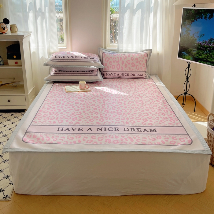 91家纺网 家纺一手货源 找家纺 顾里家纺 2024新款韩式Chic风牛奶丝碳光凉席 时尚豹纹