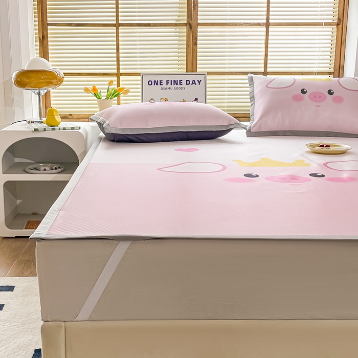 91家纺网 家纺一手货源 找家纺 栩裕纺织 2025款数码印花1200D碳光牛奶冰丝凉席 睡睡猪