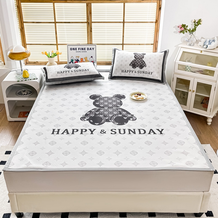 91家纺网 家纺一手货源 找家纺 栩裕纺织 2025款数码印花1200D碳光牛奶冰丝凉席 摩登熊-白