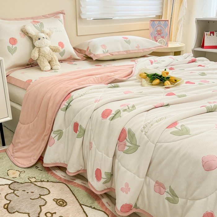 91家纺网 家纺一手货源 找家纺 沐慕 2024新款小清新华夫格印花冰藤夏被四件套 华夫格-粉嫩郁金香