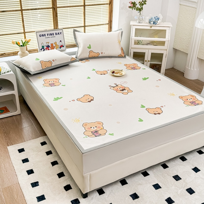 91家纺网 家纺一手货源 找家纺 栩裕纺织 2025款数码印花1200D碳光牛奶冰丝凉席 班尼熊