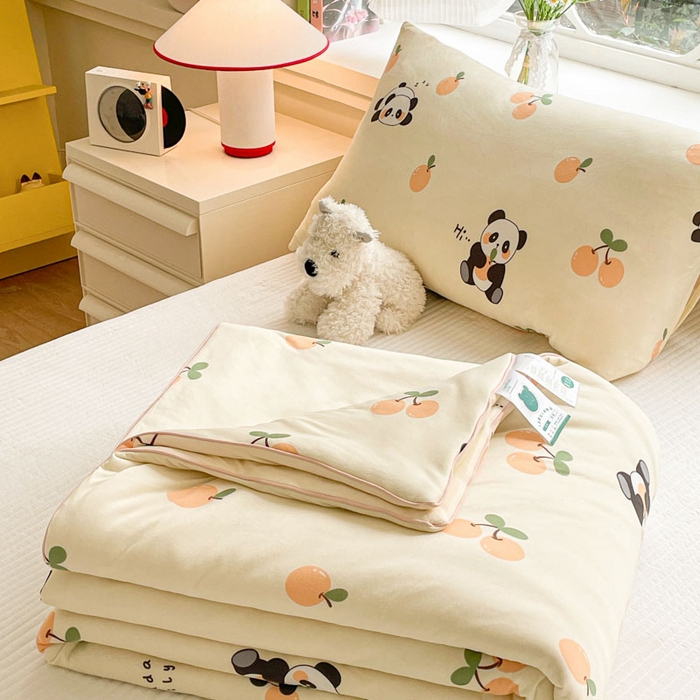 91家纺网 家纺一手货源 找家纺 沐慕 2024新款小清新加厚亲肤针织棉夏被 橘子熊猫