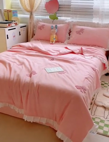 91家纺网 家纺一手货源 找家纺 沐慕 2024新款毛巾绣印花夏被四件套 蝴蝶结-粉