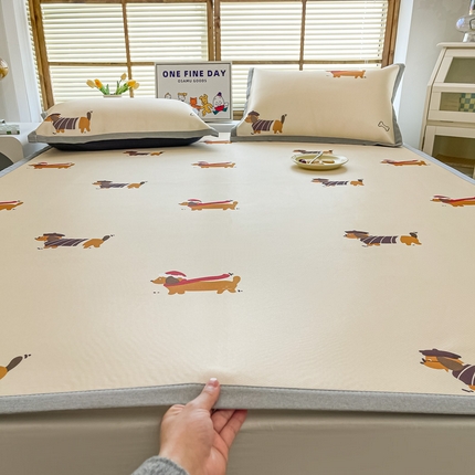 91家纺网 家纺一手货源 找家纺 栩裕纺织 2024新款数码印花1200D碳光牛奶冰丝席 条纹狗