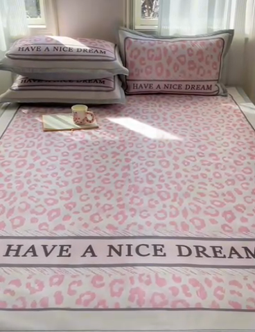 91家纺网 家纺一手货源 找家纺 顾里家纺 2024新款韩式Chic风牛奶丝碳光凉席 时尚豹纹