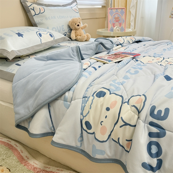 91家纺网 家纺一手货源 找家纺 沐慕 2024新款小清新华夫格印花冰藤夏被四件套 华夫格-字母萌宝