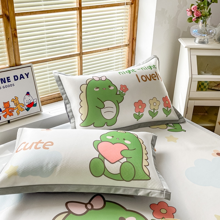 91家纺网 家纺一手货源 找家纺 栩裕纺织 2025款数码印花1200D碳光牛奶冰丝凉席 爱心恐龙