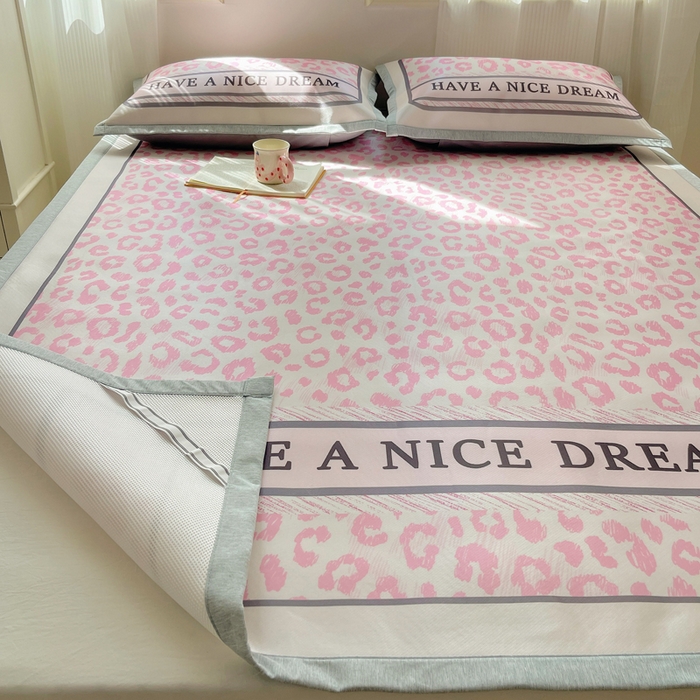 91家纺网 家纺一手货源 找家纺 顾里家纺 2024新款韩式Chic风牛奶丝碳光凉席 时尚豹纹