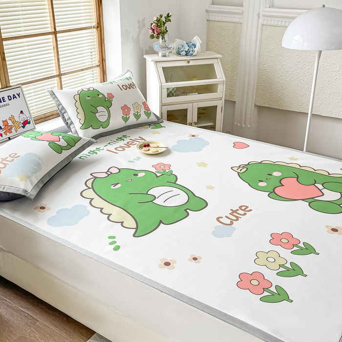 91家纺网 家纺一手货源 找家纺 栩裕纺织 2025款数码印花1200D碳光牛奶冰丝凉席 爱心恐龙