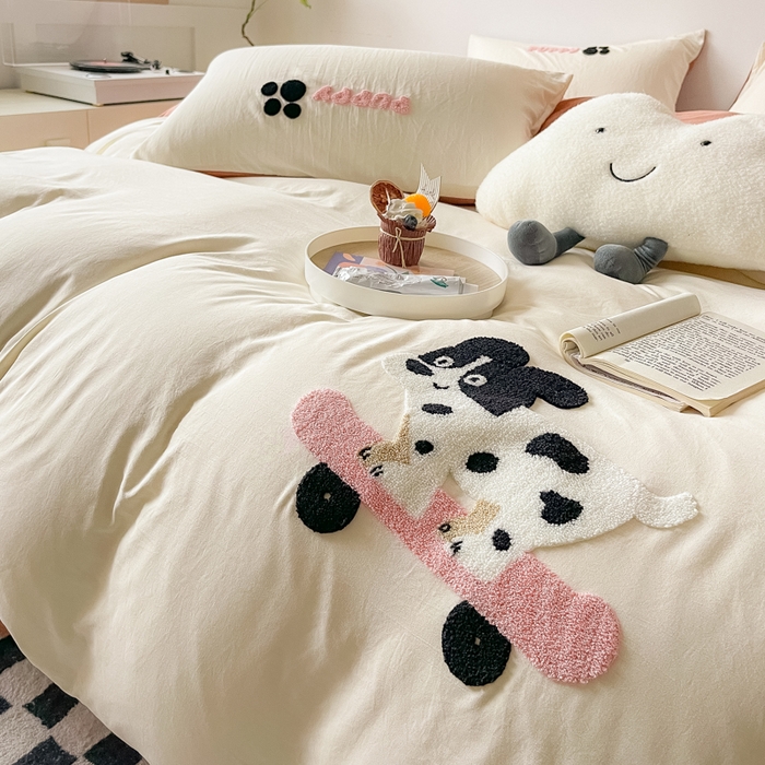 91家纺网 家纺一手货源 找家纺 梵克保罗 2024新款卡通水洗棉毛巾绣四件套 滑板狗-米白配咖