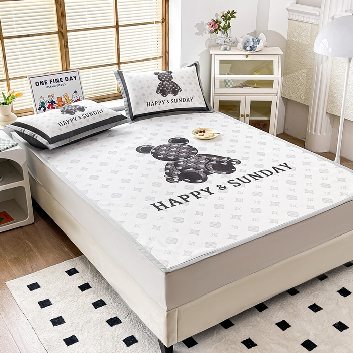 91家纺网 家纺一手货源 找家纺 栩裕纺织 2025款数码印花1200D碳光牛奶冰丝凉席 摩登熊-白