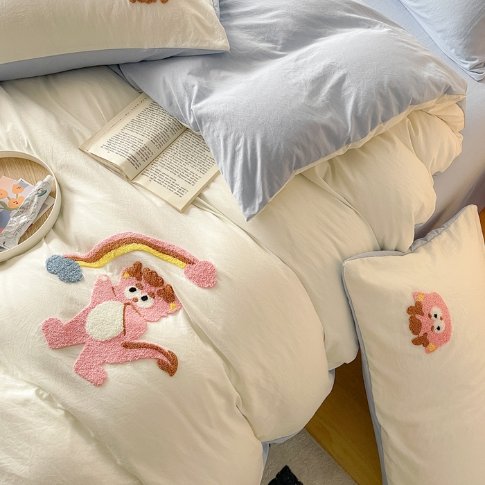 91家纺网 家纺一手货源 找家纺 梵克保罗 2024新款卡通水洗棉毛巾绣四件套 彩虹龙-米白配浅蓝