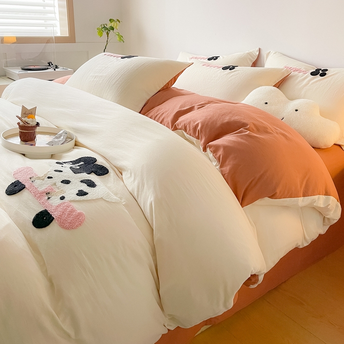 91家纺网 家纺一手货源 找家纺 梵克保罗 2024新款卡通水洗棉毛巾绣四件套 滑板狗-米白配咖