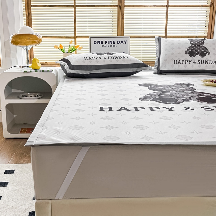 91家纺网 家纺一手货源 找家纺 栩裕纺织 2025款数码印花1200D碳光牛奶冰丝凉席 摩登熊-白