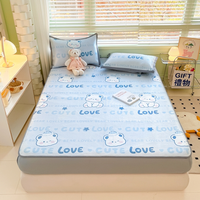 91家纺网 家纺一手货源 找家纺 沐慕 2024新款小清新印花冰藤床笠系列 床笠-字母萌宝