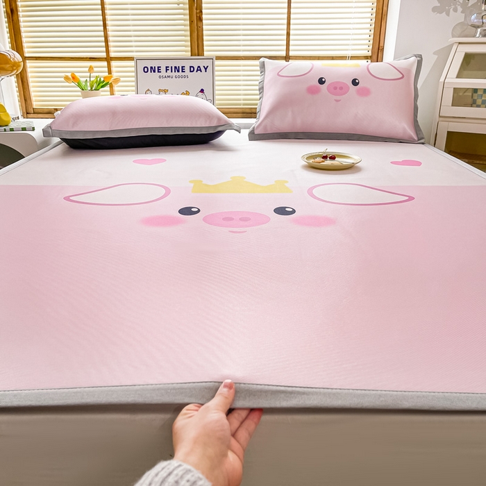 91家纺网 家纺一手货源 找家纺 栩裕纺织 2025款数码印花1200D碳光牛奶冰丝凉席 睡睡猪