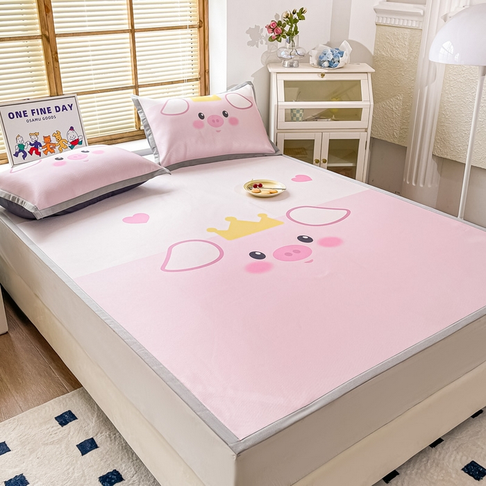 91家纺网 家纺一手货源 找家纺 栩裕纺织 2025款数码印花1200D碳光牛奶冰丝凉席 睡睡猪