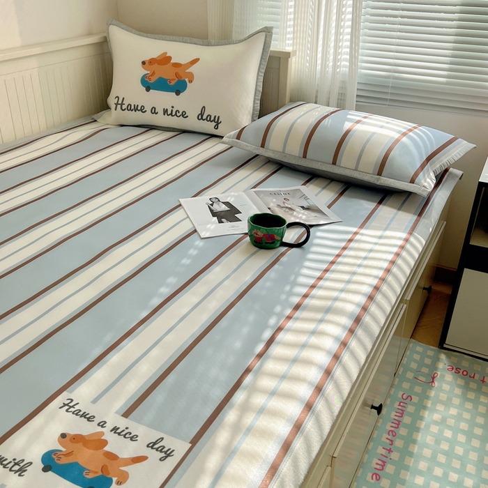 91家纺网 家纺一手货源 找家纺 顾里家纺 2024新款韩式Chic风牛奶丝碳光凉席 滑板狗狗