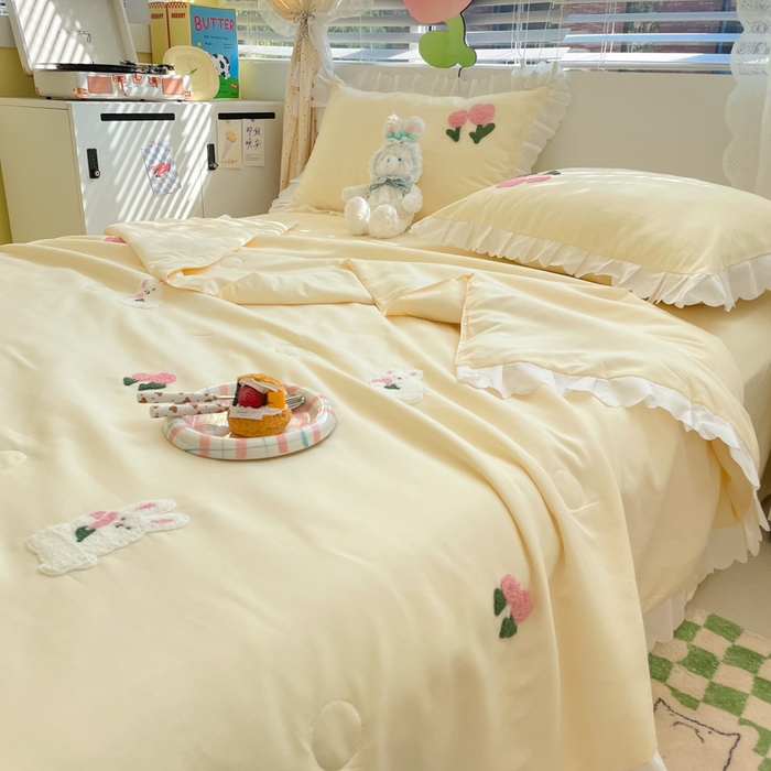 91家纺网 家纺一手货源 找家纺 沐慕 2024新款毛巾绣印花夏被四件套 花花白兔-黄