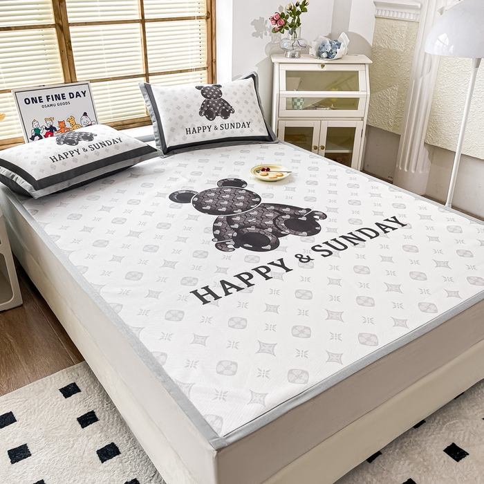 91家纺网 家纺一手货源 找家纺 栩裕纺织 2025款数码印花1200D碳光牛奶冰丝凉席 摩登熊-白