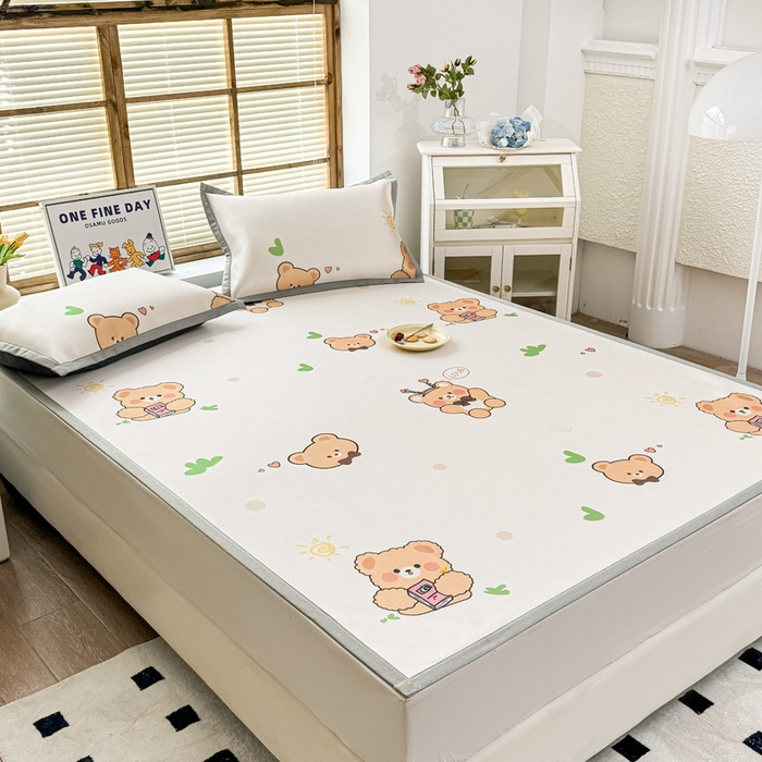 91家纺网 家纺一手货源 找家纺 栩裕纺织 2025款数码印花1200D碳光牛奶冰丝凉席 班尼熊