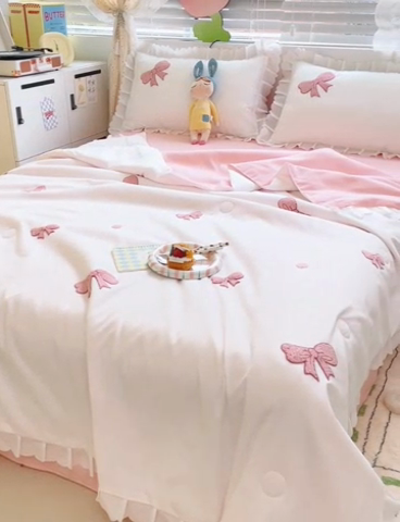 91家纺网 家纺一手货源 找家纺 沐慕 2024新款毛巾绣印花夏被四件套 蝴蝶结-白