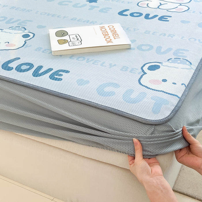 91家纺网 家纺一手货源 找家纺 沐慕 2024新款小清新印花冰藤床笠系列 床笠-字母萌宝