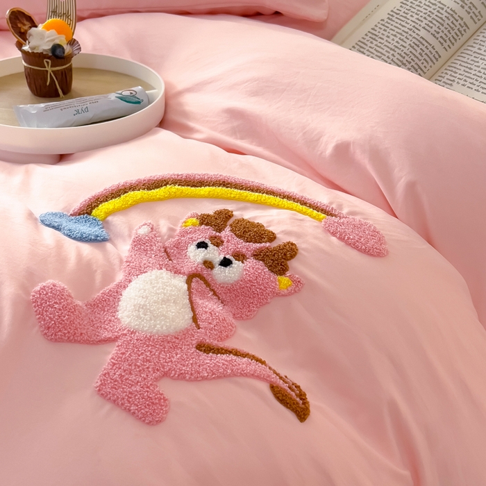 91家纺网 家纺一手货源 找家纺 梵克保罗 2024新款卡通水洗棉毛巾绣四件套 彩虹龙粉