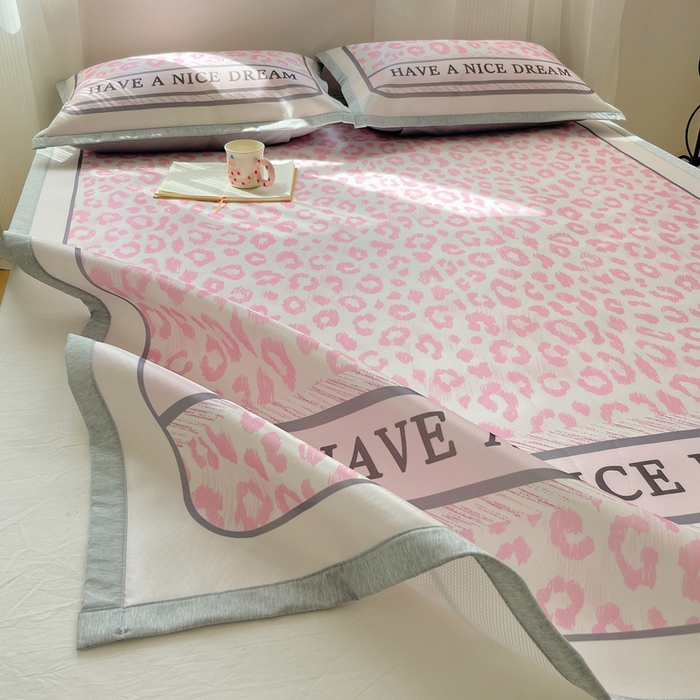 91家纺网 家纺一手货源 找家纺 顾里家纺 2024新款韩式Chic风牛奶丝碳光凉席 时尚豹纹